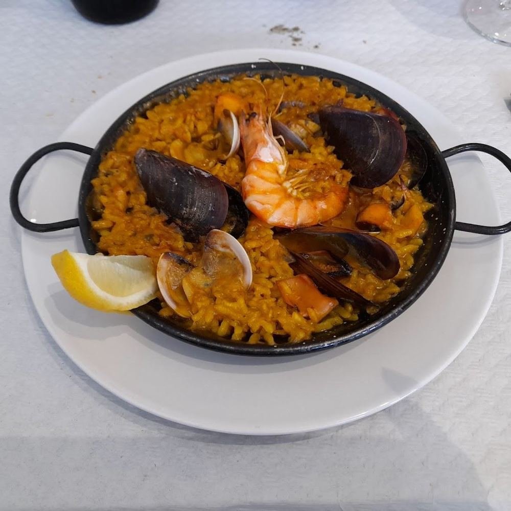 Paella de marisco con gambas y mejillones