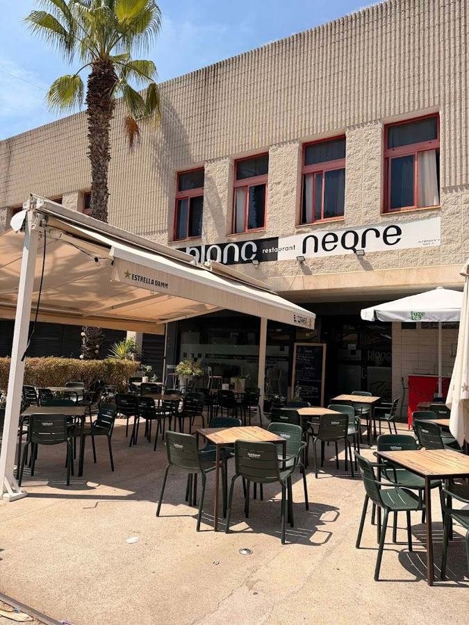 Fachada de Blanc i Negre Badalona con la terraza