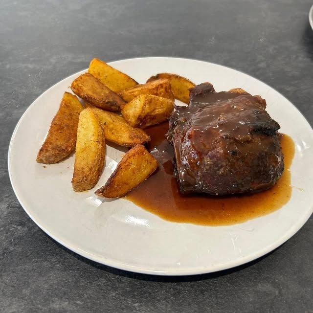 Carne en salsa con patatas gajo