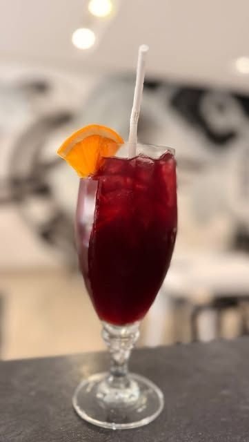 Sangría de vino para tomar en la terraza de Blanc i Negre Badalona