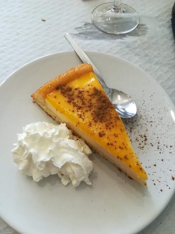 Porción de tarta con nata