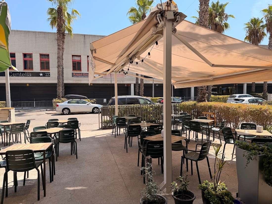 Terraza con toldos y mesas al aire libre